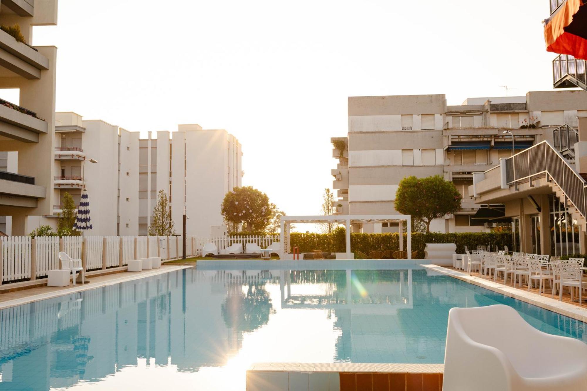 Club La Hotel 3*